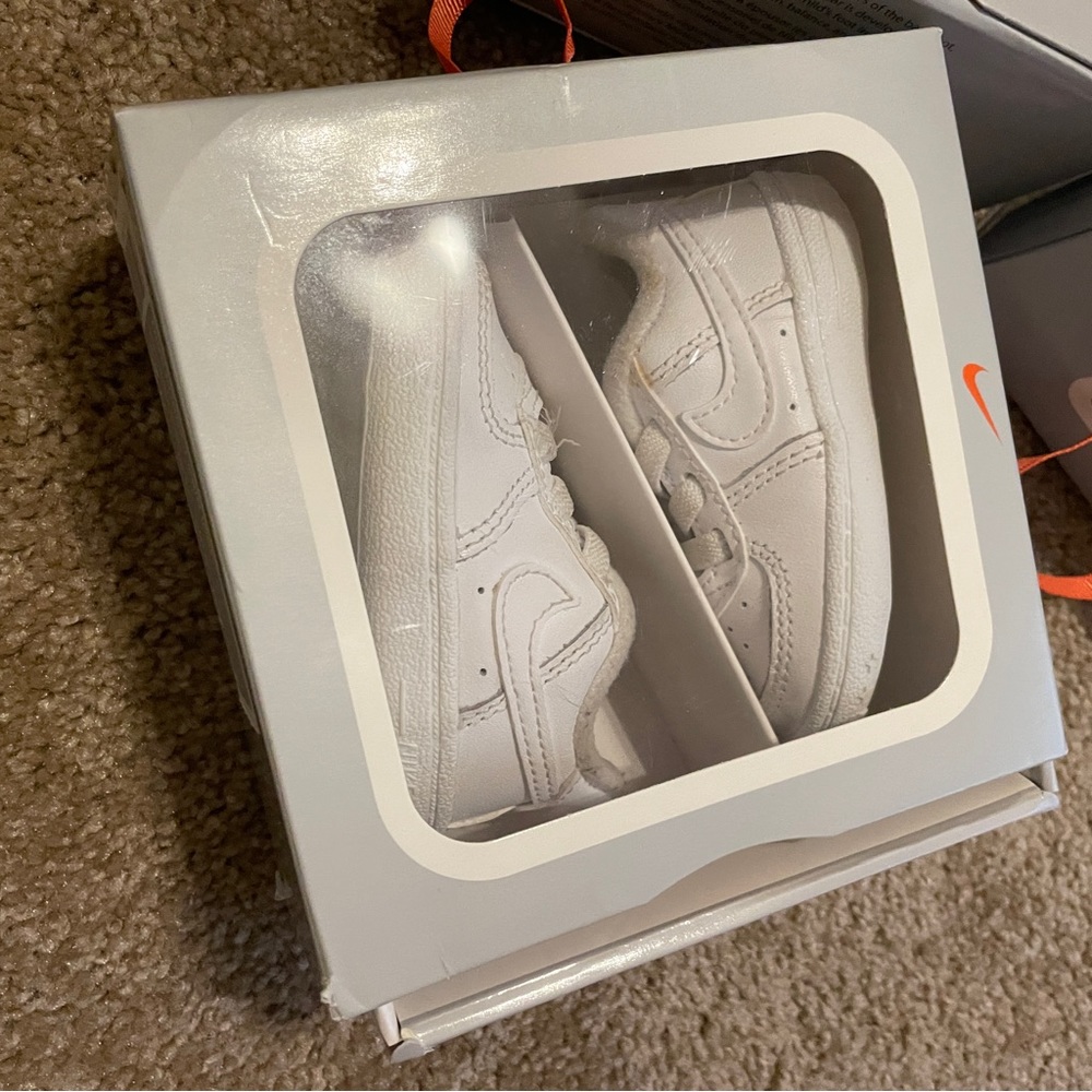 Nike Toddler Unisex White Force 1 LE Sneaker Size 2C